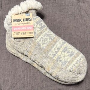 Muk Luks Cream and Gray Short Cabin Socks